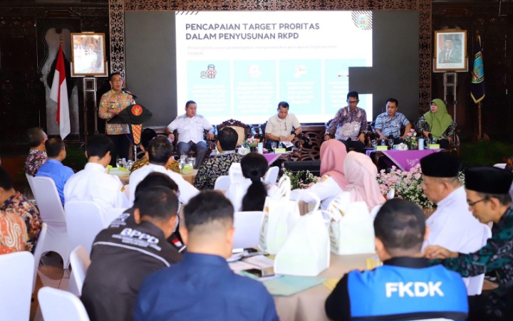 Penjabat (Pj.) Bupati Kudus Herda Helmijaya saat memberikan sambutan.