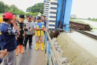 Pj Bupati Kudus, Herda Helmijaya saat mengecek langsung kondisi Bendung Wilalung, Selasa (21/1).