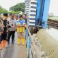 Pj Bupati Kudus, Herda Helmijaya saat mengecek langsung kondisi Bendung Wilalung, Selasa (21/1).