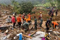 Tim SAR Gabungan sedang mencari korban longsor di Petungkriyono, Pekalongan.