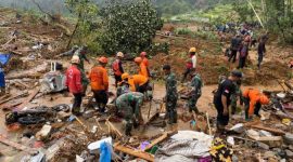 Tim SAR Gabungan sedang mencari korban longsor di Petungkriyono, Pekalongan.