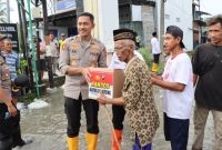 Kapolres Demak, AKBP Ari Cahya Nugraha menyerahkan bantuan kepada warga terdampak bencana Banjir..