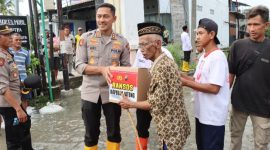 Kapolres Demak, AKBP Ari Cahya Nugraha menyerahkan bantuan kepada warga terdampak bencana Banjir..