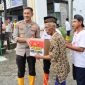 Kapolres Demak, AKBP Ari Cahya Nugraha menyerahkan bantuan kepada warga terdampak bencana Banjir..
