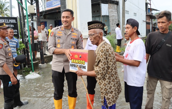Kapolres Demak, AKBP Ari Cahya Nugraha menyerahkan bantuan kepada warga terdampak bencana Banjir..