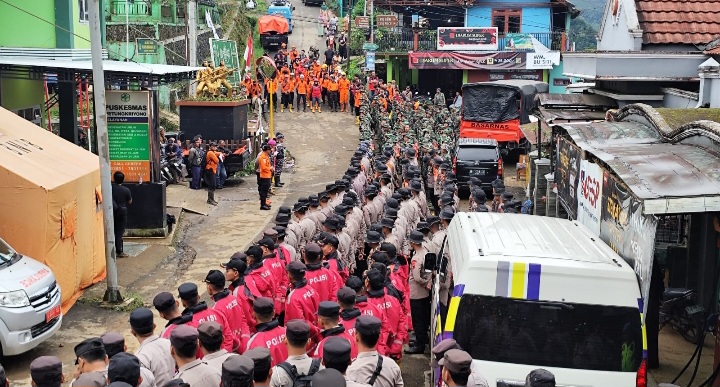 Tim SAR Gabungan siap melanjutkan pencarian korban longsor Petungkriyono, Kamis (23/1/2025).
