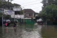 Dampak Jebolnya Tanggul, Jalan Raya depan Kecamatan Guntur, Kamis (23/1/2025) mulai Surut