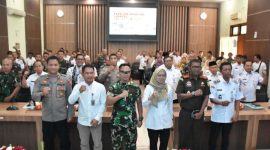 Bupati Demak, Eisti’anah (tengah), saat menghadiri Sosialisasi Program Makan Bergizi Gratis di Gedung Bina Praja, Rabu (22/1/2025).