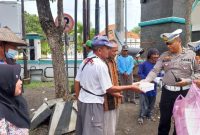 Satlantas Polres Demak melaksanakan kegiatan sosial tertib berlalu lintas bertajuk Jumat Berkah, Jumat (24/1/2025).