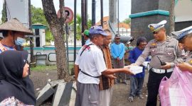 Satlantas Polres Demak melaksanakan kegiatan sosial tertib berlalu lintas bertajuk Jumat Berkah, Jumat (24/1/2025).