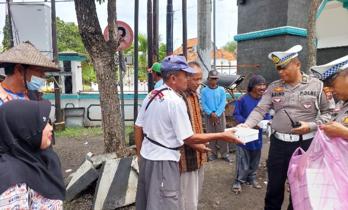 Satlantas Polres Demak melaksanakan kegiatan sosial tertib berlalu lintas bertajuk Jumat Berkah, Jumat (24/1/2025).