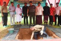 Pangdam IV/Diponegoro, Mayjen TNI Deddy Suryadi melakukan peletakan batu pertama pembangunan gereja di Komplek Kodam IV/Diponegoro, disaksikan seluruh PJU Makodam serta FKUB Jawa Tengah, Jumat (24/1/2025).