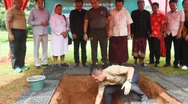 Pangdam IV/Diponegoro, Mayjen TNI Deddy Suryadi melakukan peletakan batu pertama pembangunan gereja di Komplek Kodam IV/Diponegoro, disaksikan seluruh PJU Makodam serta FKUB Jawa Tengah, Jumat (24/1/2025).