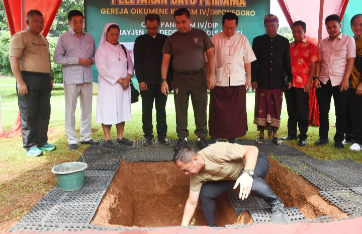 Pangdam IV/Diponegoro, Mayjen TNI Deddy Suryadi melakukan peletakan batu pertama pembangunan gereja di Komplek Kodam IV/Diponegoro, disaksikan seluruh PJU Makodam serta FKUB Jawa Tengah, Jumat (24/1/2025).