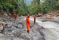 Tim SAR Dikerahkan untuk Mencari Teguh Imanto, Korban Hanyut Terbawa Arus Sungai Welo, Minggu (26/1/2025).
