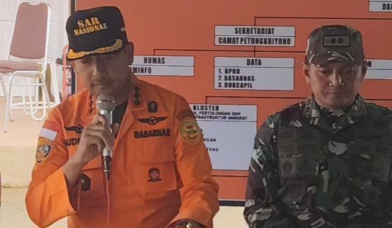Kepala Kantor Basarnas Semarang, Budiono selaku SAR Mission Coordinator (SMC) didampingi Dandim 0710 Pekalongan, Letkol Inf Rizky Aditya selaku Incident Command (IC) Tanggap darurat, Senin (27/1/2025) menutup Operasi SAR pencarian korban banjir bandang dan tanah longsor yang terjadi di desa Kasimpar kecamatan Petungkriyono, Kabupaten Pekalongan.