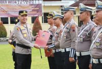 Kapolres Wonosobo, AKBP Donny Lumbantoruan menyerahkan surat kenaikan pangkat kepada salahsatu anggota Polres Wonosobo, Jumat (31/1/2025).