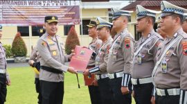 Kapolres Wonosobo, AKBP Donny Lumbantoruan menyerahkan surat kenaikan pangkat kepada salahsatu anggota Polres Wonosobo, Jumat (31/1/2025).
