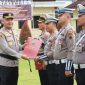 Kapolres Wonosobo, AKBP Donny Lumbantoruan menyerahkan surat kenaikan pangkat kepada salahsatu anggota Polres Wonosobo, Jumat (31/1/2025).