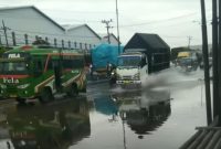 Banjir Rob Pantura Sayung, Jumat (31/1) hambat aktifitas lalin.