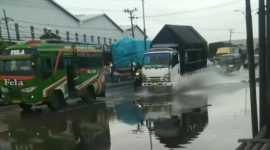 Banjir Rob Pantura Sayung, Jumat (31/1) hambat aktifitas lalin.