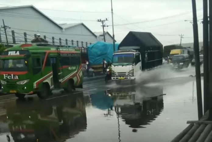 Banjir Rob Pantura Sayung, Jumat (31/1) hambat aktifitas lalin.