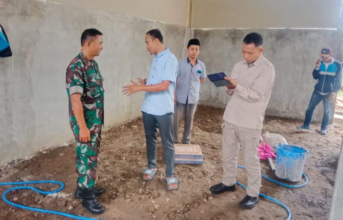 Danramil 12/Mranggen Kodim 0716/Demak, Kapten Inf Tulodo mendampingi Tim Badan Gizi Nasional (BGN) meninjau lokasi Dapur Umum Makan Bergizi Gratis di Desa Banyumeneng, Kecamatan Mranggen, Demak, Senin (10/2/2025).