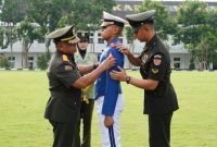 Gubernur Akmil, Mayor Jenderal TNI Arnold A.P. Ritiauw, menyematkan tanda kenaikan pangkat salah satu Taruna Akademi Militer Tingkat I dari Pratar (Prajurit Taruna) ke Koptar (Kopral Taruna), di Lapangan Pancasila Akmil, Sabtu (1/2/2025).
