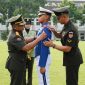 Gubernur Akmil, Mayor Jenderal TNI Arnold A.P. Ritiauw, menyematkan tanda kenaikan pangkat salah satu Taruna Akademi Militer Tingkat I dari Pratar (Prajurit Taruna) ke Koptar (Kopral Taruna), di Lapangan Pancasila Akmil, Sabtu (1/2/2025).