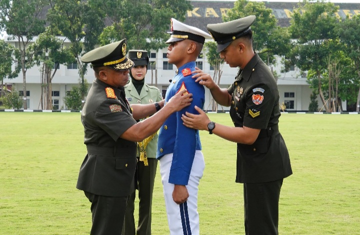 Gubernur Akmil, Mayor Jenderal TNI Arnold A.P. Ritiauw, menyematkan tanda kenaikan pangkat salah satu Taruna Akademi Militer Tingkat I dari Pratar (Prajurit Taruna) ke Koptar (Kopral Taruna), di Lapangan Pancasila Akmil, Sabtu (1/2/2025).