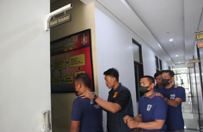Tiga orang pelaku kasus perjudian di Dusun Cogeh, Desa Tlogorejo, Kecamatan Karangawen, Kabupaten Demak diringkus Sat Reskrim Polres Demak, Rabu (29/1/2025).