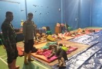 Kapolsek Sayung, AKP Suprapto bersama Bhabinkamtibmas Desa  Prampelan dan anggota yang lain melakukan pengecekan terhadap pengungsi yang ada di Gor Desa Prampelan, Senin (3/2/2025).