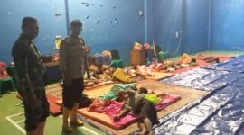 Kapolsek Sayung, AKP Suprapto bersama Bhabinkamtibmas Desa  Prampelan dan anggota yang lain melakukan pengecekan terhadap pengungsi yang ada di Gor Desa Prampelan, Senin (3/2/2025).
