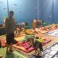 Kapolsek Sayung, AKP Suprapto bersama Bhabinkamtibmas Desa  Prampelan dan anggota yang lain melakukan pengecekan terhadap pengungsi yang ada di Gor Desa Prampelan, Senin (3/2/2025).