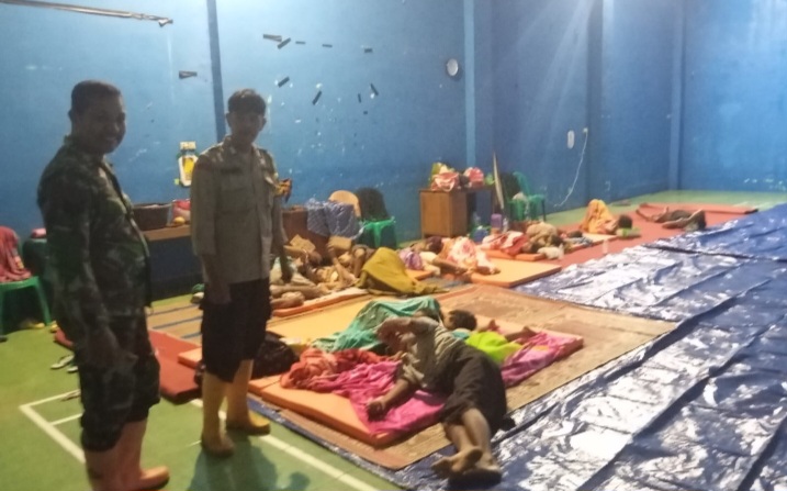 Kapolsek Sayung, AKP Suprapto bersama Bhabinkamtibmas Desa  Prampelan dan anggota yang lain melakukan pengecekan terhadap pengungsi yang ada di Gor Desa Prampelan, Senin (3/2/2025).