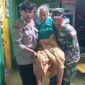 Bhabinkamtibmas Bersama Bhabinsa lakukan evakuasi terhadap Lansia  di tengah Banjir di Desa Prampelan, Kecamatan Sayung, Kabupaten Demak, Senin (3/2/2025).