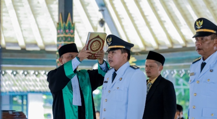 Bupati Wonosobo, Afif Nurhidayat melantikan dan mengambil Sumpah/Janji Jabatan Pejabat Manajerial dan Kepala Sekolah di Pendopo Selatan, Senin (3/2/2025).