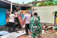 Anggota Polsek Kebonagung bersama Posramil gelar kerja bakti bersihkan rumah roboh
akibat hujan deras dan angin kencang di dukuh Seban, Desa Mangunrejo, Kecamatan Kebonagung, Selasa (4/2).