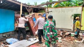 Anggota Polsek Kebonagung bersama Posramil gelar kerja bakti bersihkan rumah roboh
akibat hujan deras dan angin kencang di dukuh Seban, Desa Mangunrejo, Kecamatan Kebonagung, Selasa (4/2).