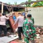 Anggota Polsek Kebonagung bersama Posramil gelar kerja bakti bersihkan rumah roboh
akibat hujan deras dan angin kencang di dukuh Seban, Desa Mangunrejo, Kecamatan Kebonagung, Selasa (4/2).