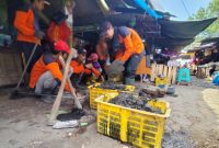 Pemkab Rembang dan Pedagang Jebol Cor Selokan untuk Atasi Banjir Pasar, Selasa (4/2/2025).