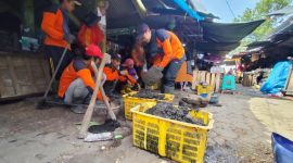 Pemkab Rembang dan Pedagang Jebol Cor Selokan untuk Atasi Banjir Pasar, Selasa (4/2/2025).