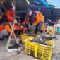 Pemkab Rembang dan Pedagang Jebol Cor Selokan untuk Atasi Banjir Pasar, Selasa (4/2/2025).