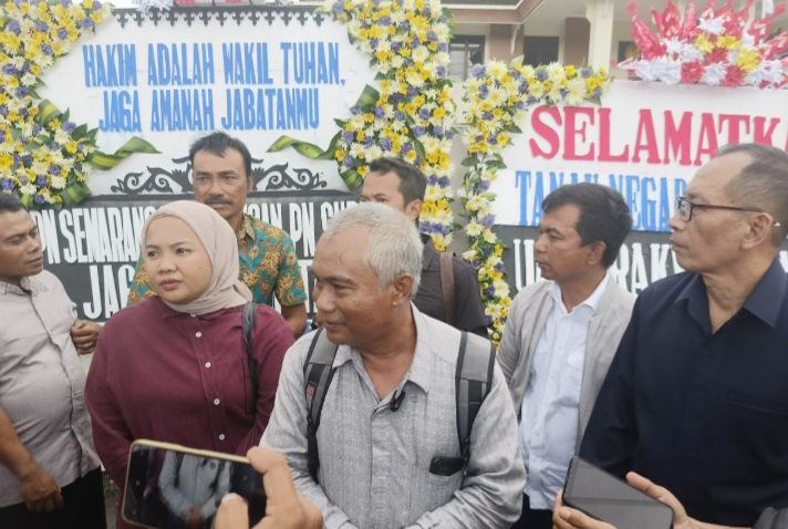 Direktur PT Rumpun, Muttaqin saat diwawancarai awak media di sela persidangan di Pengadilan Negeri Semarang, Rabu (5/2/2025).