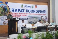 Pangdam IV/Diponegoro, Mayjen TNI Deddy Suryadi saat memberikan sambuta dalam rapat koordinasi optimalisasi penyerapan gabah dan beras dalam negeri Prov Jateng Tahun 2025 guna mewujudkan Asta Cita Presiden RI, di Kantor Bulog Kanwil Semarang, Rabu (5/2/2025).