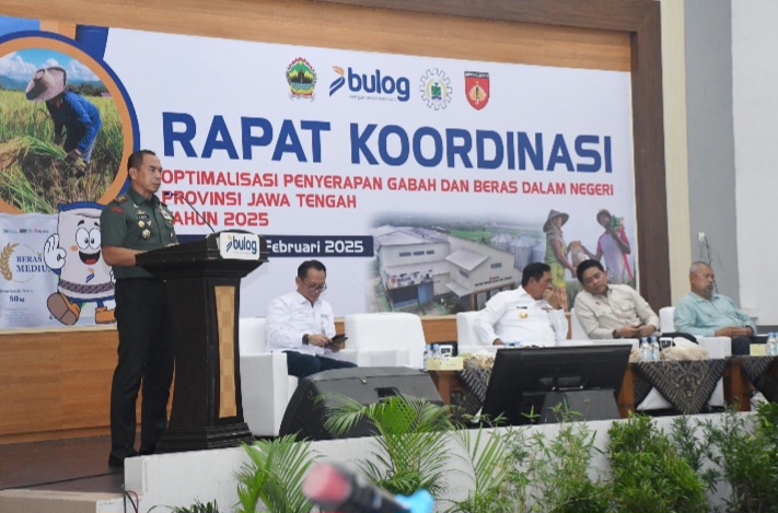Pangdam IV/Diponegoro, Mayjen TNI Deddy Suryadi saat memberikan sambuta dalam rapat koordinasi optimalisasi penyerapan gabah dan beras dalam negeri Prov Jateng Tahun 2025 guna mewujudkan Asta Cita Presiden RI, di Kantor Bulog Kanwil Semarang, Rabu (5/2/2025).