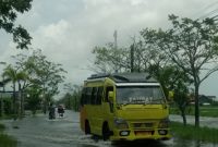 Genangan air setinggi 20 hingga 30 cm merendam Jalan Raya Bonang, Kabupaten Demak, Kamis (6/2).