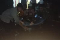 TNI-Polri Evakuasi Nenek Terjebak Banjir Demak