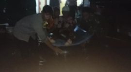 TNI-Polri Evakuasi Nenek Terjebak Banjir Demak