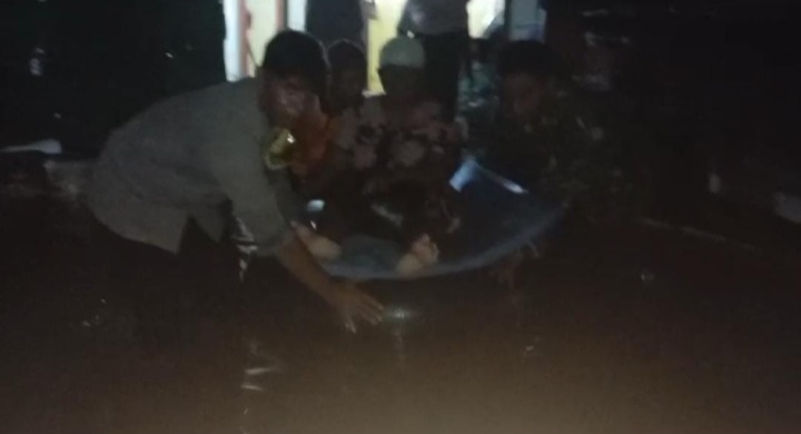 TNI-Polri Evakuasi Nenek Terjebak Banjir Demak